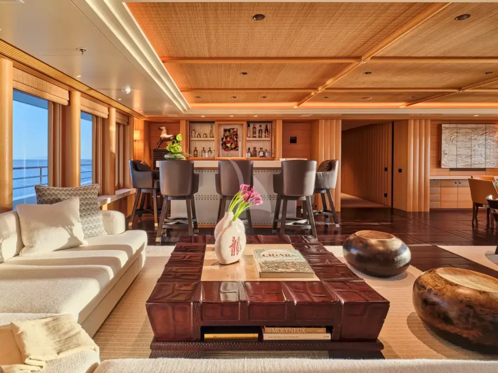 KOGO - Upper deck bar