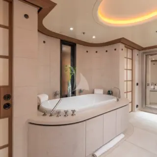 Master bathroom en suite