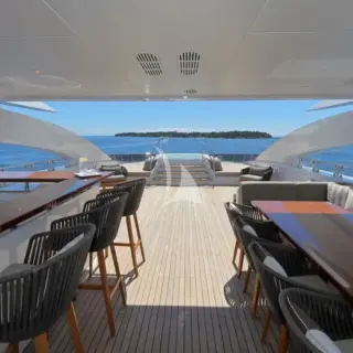 Sundeck dining & bar facilities