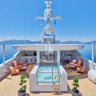 Sundeck jacuzzi