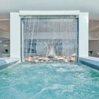 Sundeck jacuzzi