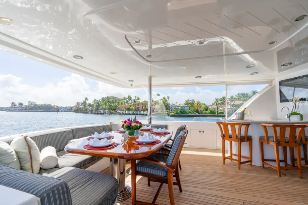 SLEEPOVER - AFT DECK DINING & BAR