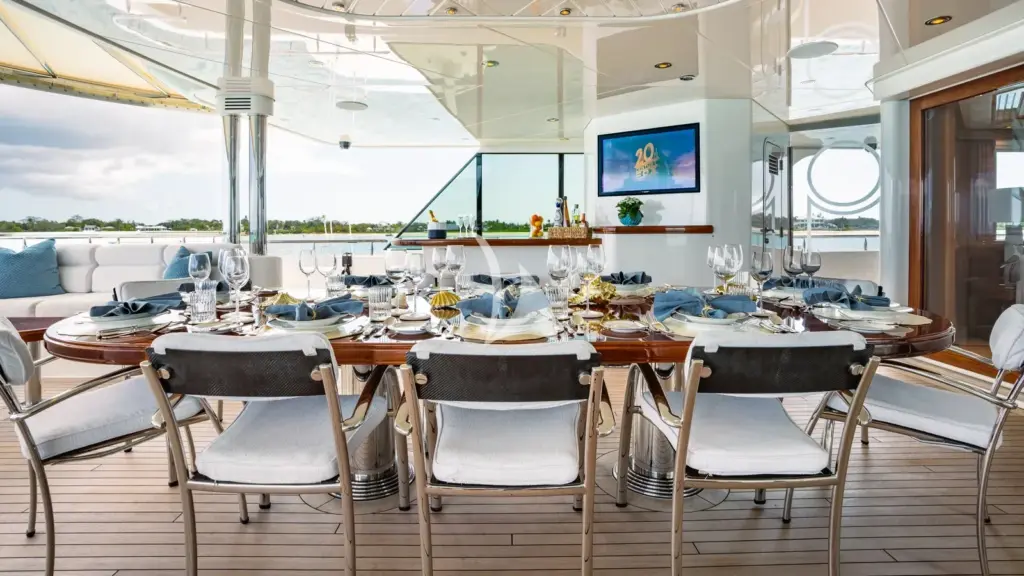 SECOND LOVE - Main deck aft