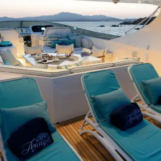 Sun beds in Flybridge