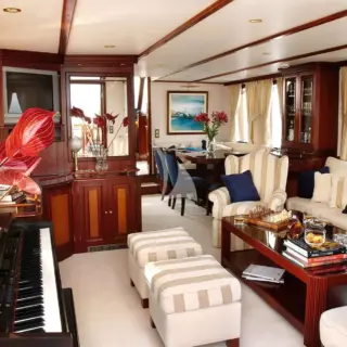 Salon — Piano & Lounge