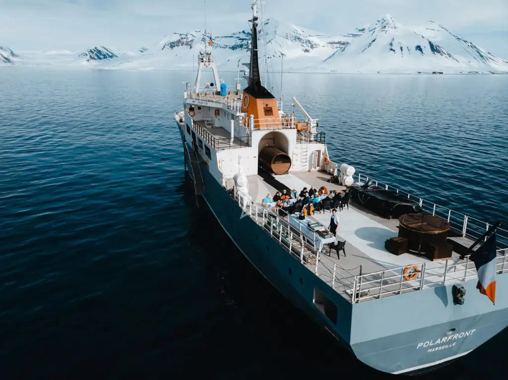 POLARFRONT - Versatile expansive aft deck with hot tub and sauna