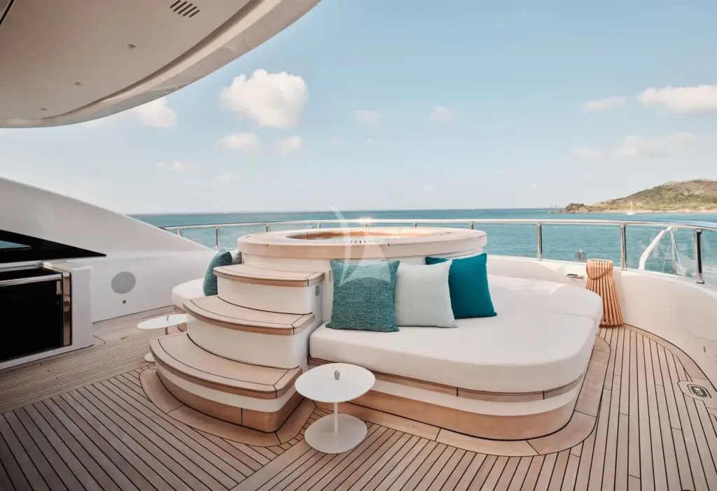 XWAVE - Sun deck jacuzzi