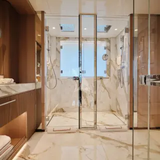 XWAVE - Master cabin double shower room en suite
