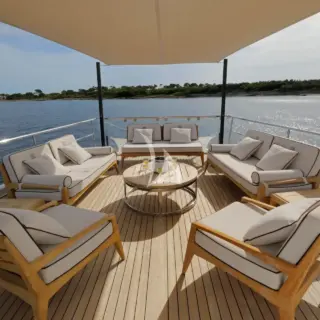 Sundeck aft
