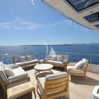 Sundeck aft