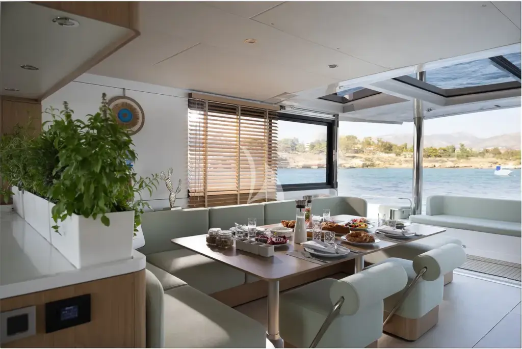 NEW HORIZONS 4 - Saloon