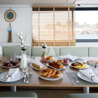 Saloon with breakfast