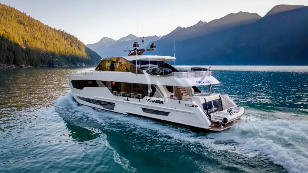 VOYAGER - Running Shot