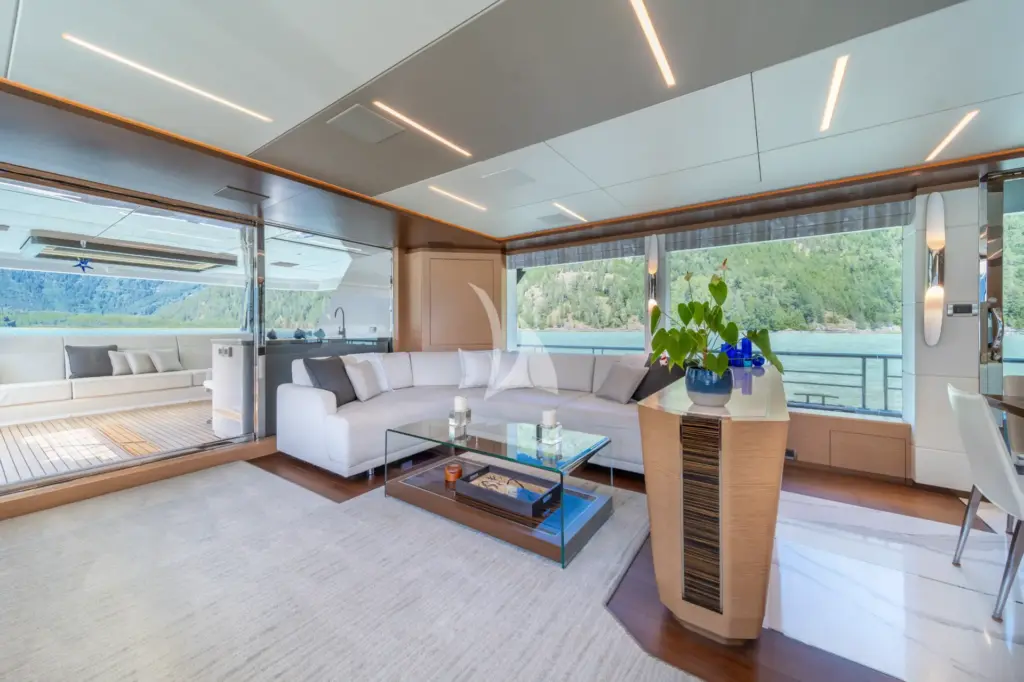 VOYAGER - Lounge in Main Salon