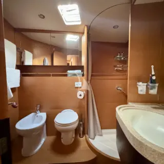 KALINDA - Twin Stateroom bathroom