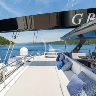 GRAYA - sundeck lounging