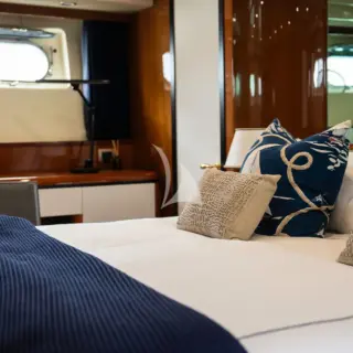 LIBERTE IV - Full beam master cabin