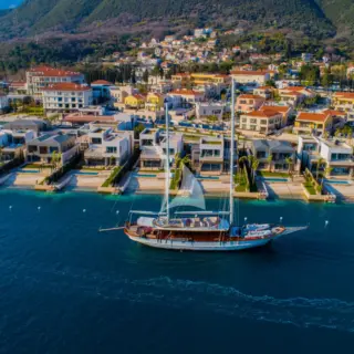 RIANA - Image 10