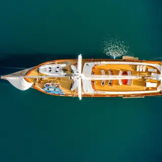 RIANA - Image 6