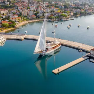 RIANA - Image 9