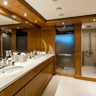 Master bathroom en suite