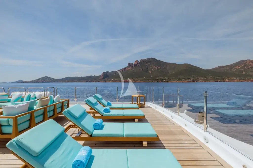 CLELIA III - Sun deck lounging