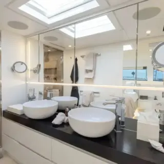ZULU 3 - Master cabin en-suite 