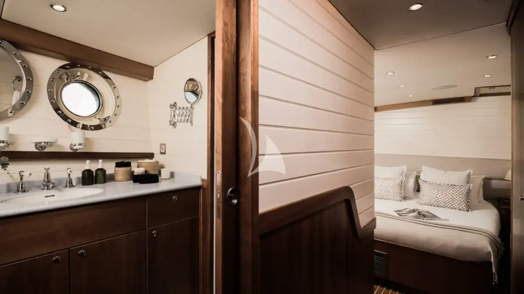 ALEXA OF LONDON - Image 4