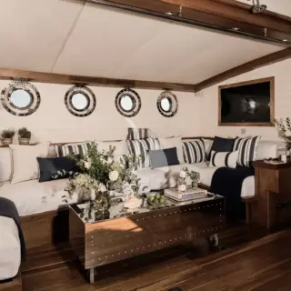 Seating saloon