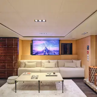 HIGHLANDER - Image 21