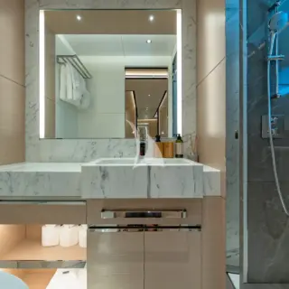 Double cabin en suite bathroom