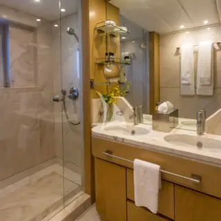 Guest shower room en suite