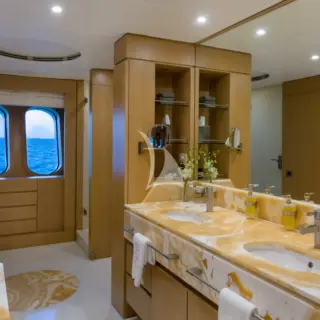 Master bathroom en suite