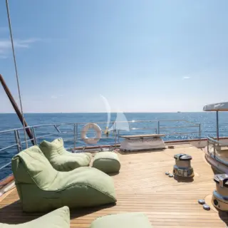 Aft deck sun beds