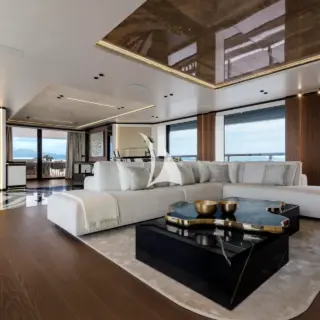 SHE'S A 10 TOO - Main Salon
