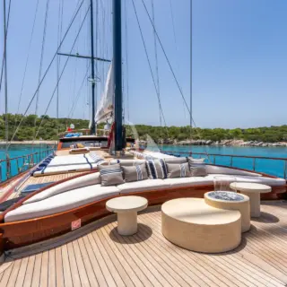 Seating foredeck