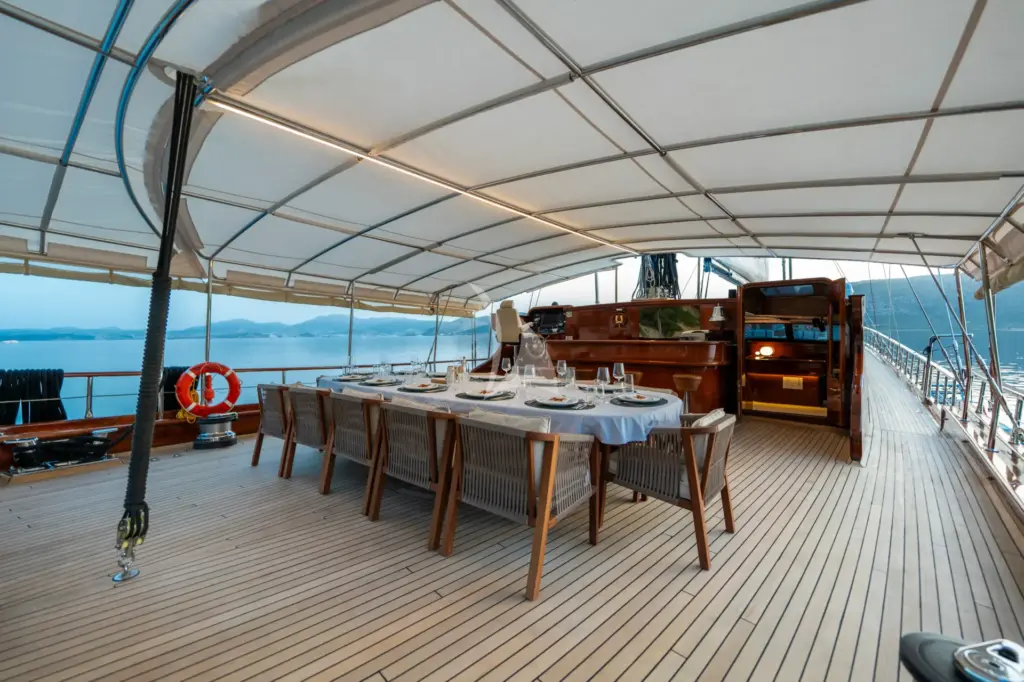 PERFORMANCE FEE - Aft deck dining