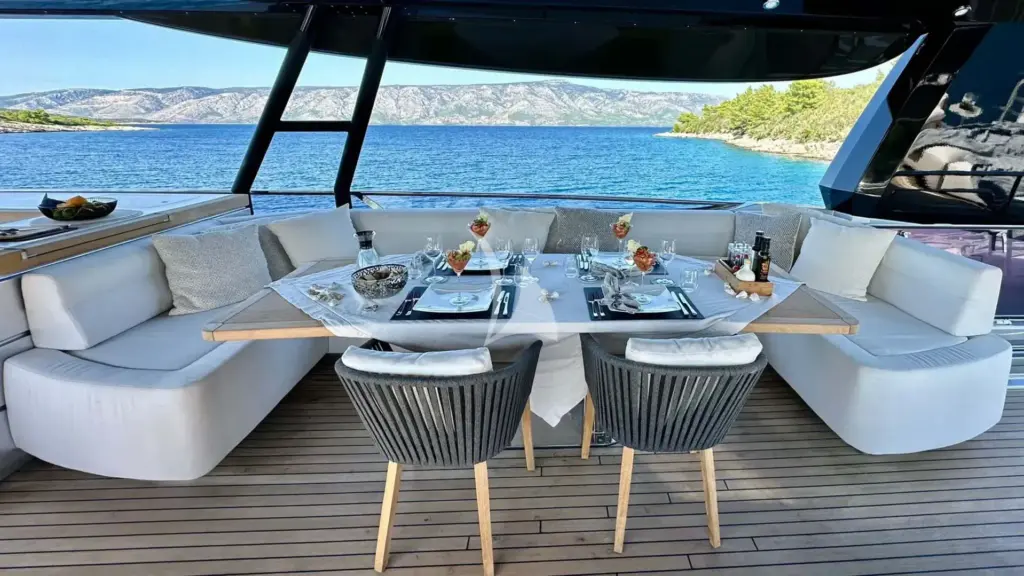 VENUS-flybridge dining