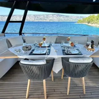 VENUS-flybridge dining