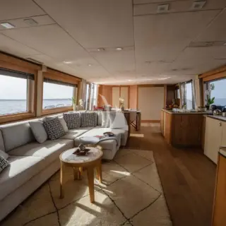 VENUS - main salon forward facing