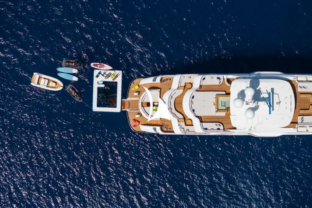 FORTUNA - Aft decks, tender and toys