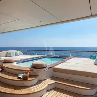 Bridge deck pool with jet stream
