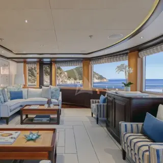 Upper deck observation lounge