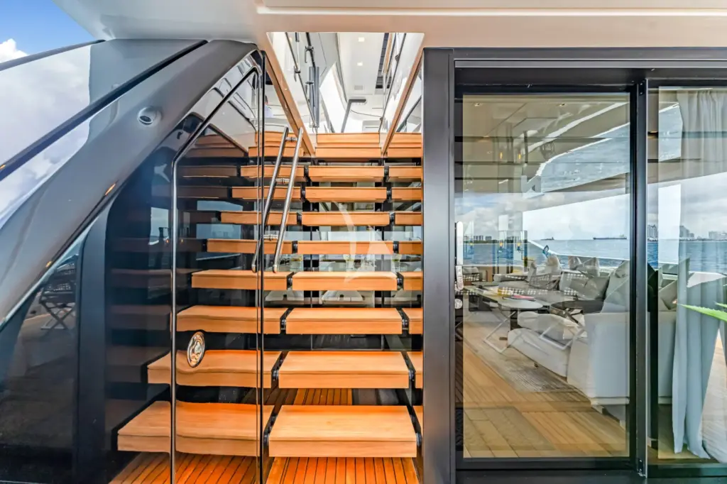 NOTYNOG - Exterior stairs to Flybridge