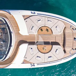 Innovative semi-circular seating on the bow