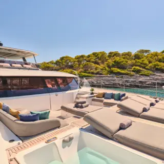 ALINA - Fore deck seating area