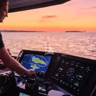 CHRISTAL MIO 80 - Cockpit 2 (Sistership)