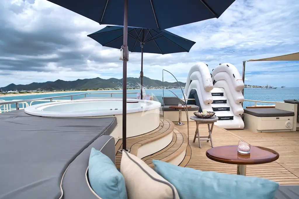 BLU - Sundeck Jacuzzi