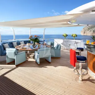Sundeck aft - bar & shaded dining