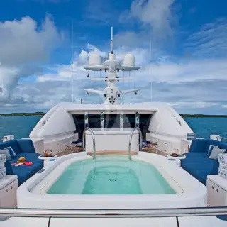 Sundeck forward - jacuzzi